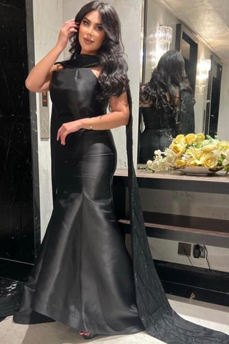 فستان سهره توب بإضافة شال مزين بالخرز لون أسود
