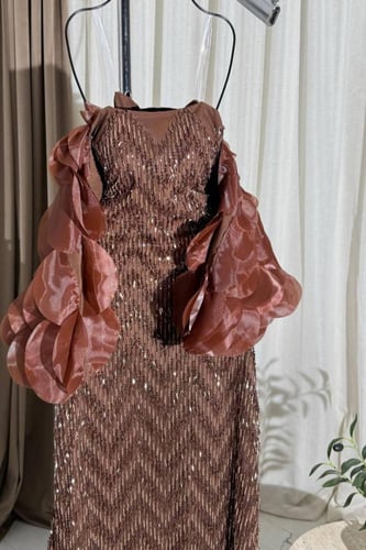 فستان سهره توب بأكمام لون بني