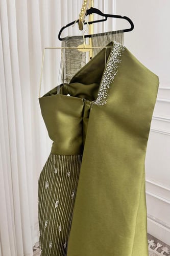 فستان سهره بكتف مكشوف وأكمام منفصلة لونين