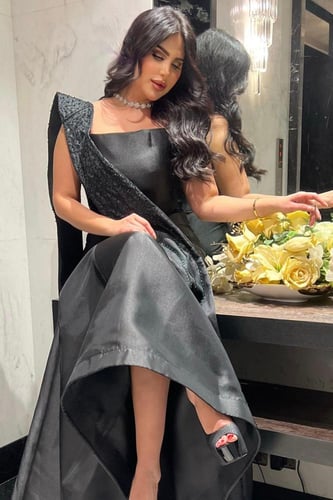 فستان سهره توب بإضافة شال مزين بالخرز لون أسود