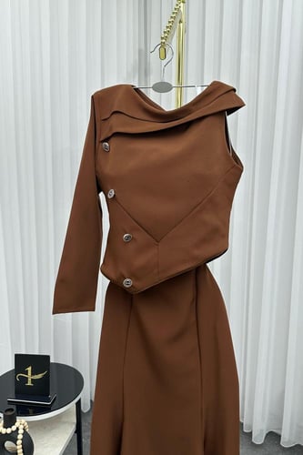 فستان ناعم بكم واحد مكشوف لون بني