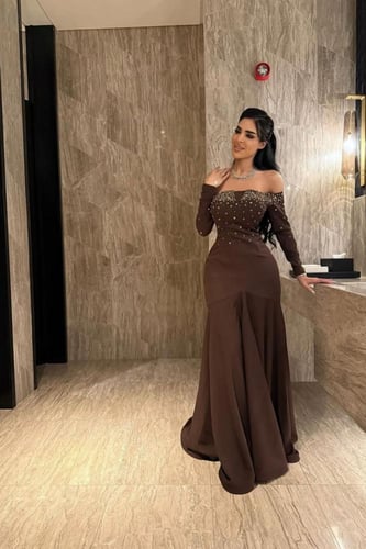 فستان سهره أوف شولدر بأكمام طويلة لون بني