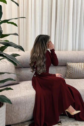 فستان ناعم باكمام طويله بلونين احمر داكن وازرق داك...
