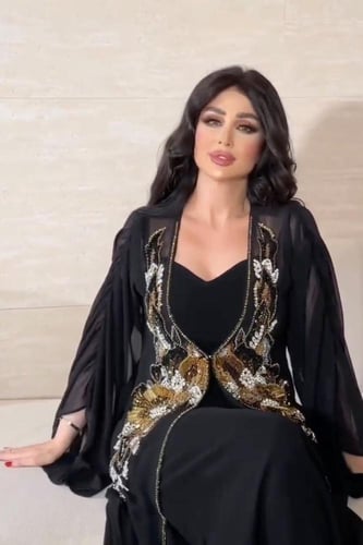 جلابيه بأكمام طويلة مزين بالخرز لون أسود