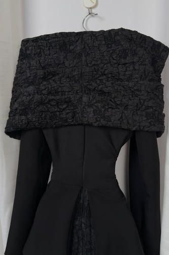 فستان ناعم أوف شولدر بلون اسود