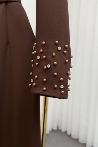 فستان ناعم بأكمام طويلة مزين بالخرز واللؤلؤ لون بن...