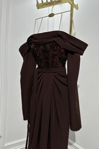 فستان سهره ناعم بأكمام طويله لون بني