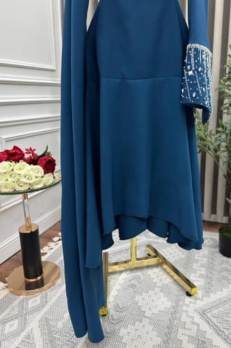 فستان ناعم بأكمام مختلفه لون تركوازي غامق