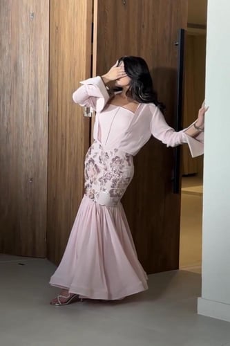 فستان ناعم باكمام طويلة لون وردي