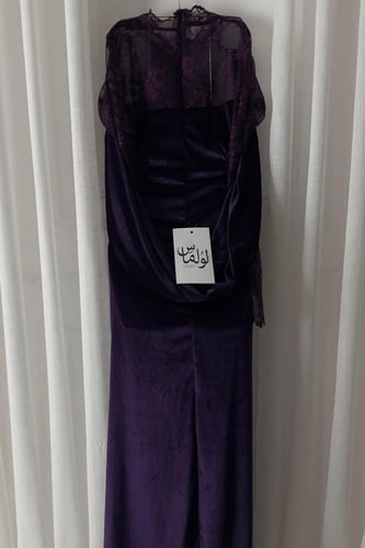 فستان ناعم بأكمام دانتيل لون لون ليلكي