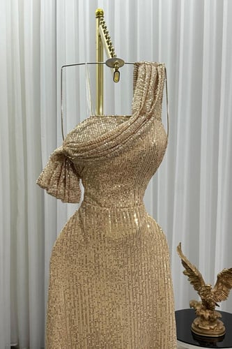 فستان سهره بكتف واحد مكشوف لون ذهبي