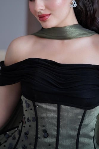 فستان سهره أوف شولدر بشال خارجي لون اسود و أخضر