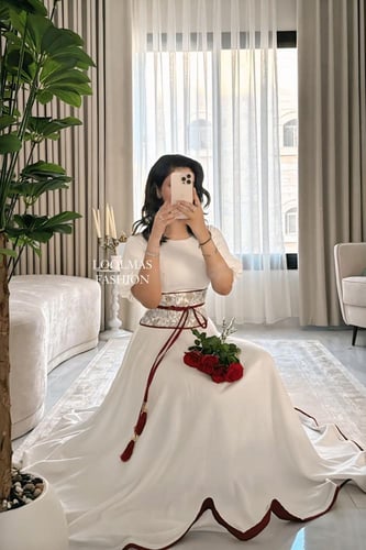 فستان ناعم بأكمام بوف لون اوف وايت