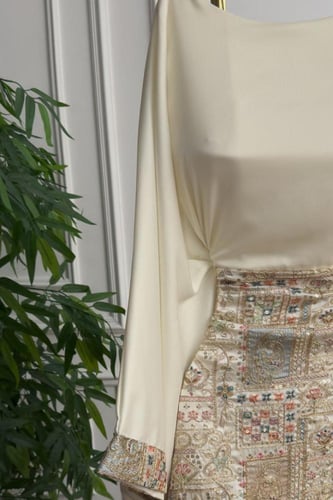 جلابية اوف شولدر بالونين اسود و بيج