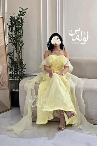 فستان سهره أوف شولدر مزين بورود بارزة لون اصفر