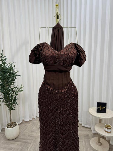 فستان سهرة أوف شولدر بشال خارجي لون بني