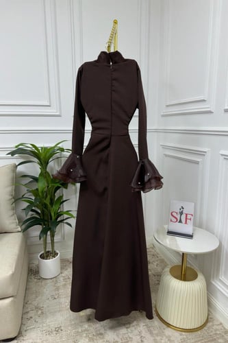 فستان ناعم بتصميم أنيق وأكمام طويلة لون بني داكن