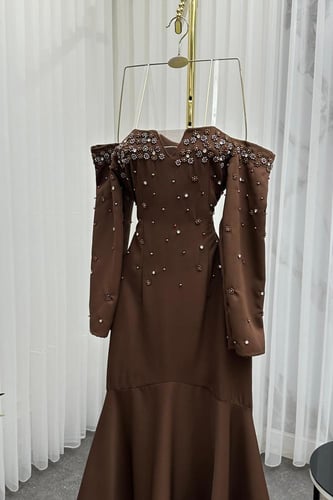 فستان سهره أوف شولدر بأكمام طويلة لون بني