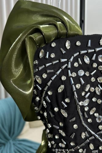 فستان سهره مزين بالكرستال بعدة الوان اسودواحمروبيج