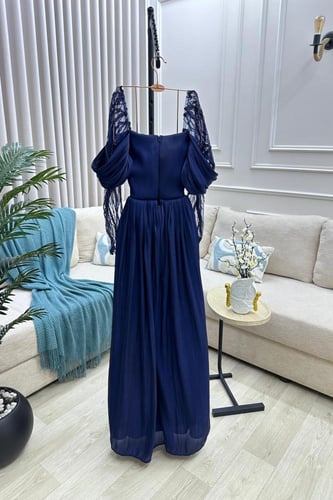 فستان سهره بأكمام طويلة مزينة بالخرز لون كحلي