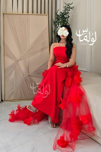 فستان سهرة توب بإضافة ذيل موردة بلون أحمر