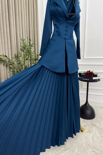 فستان رسمي بأكمام طويلة لون كحلي