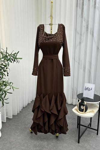 فستان ناعم بأكمام طويلة مزين بالخرز واللؤلؤ لون بن...