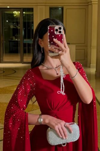 فستان ناعم كيب مزين بفصوص ولؤلؤ لون أحمر