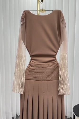 فستان ناعم بأكمام طويلة مزينة بالؤلؤ لون بني