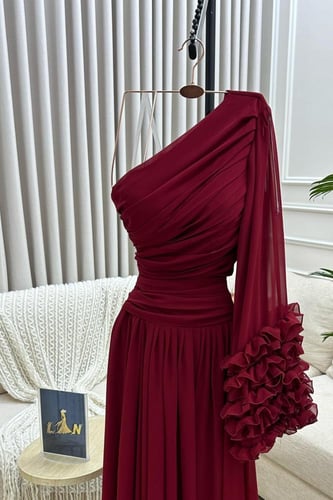 فستان سهره بقصة طرزان بكم واحد لون أحمر داكن