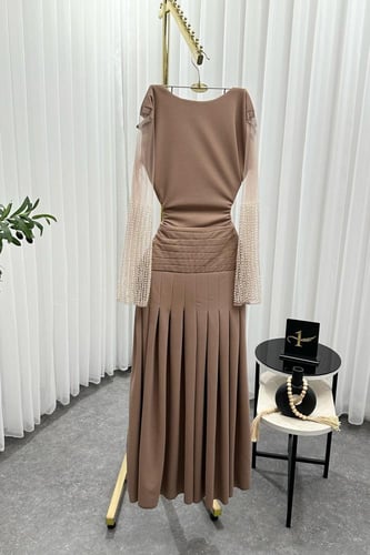 فستان ناعم بأكمام طويلة مزينة بالؤلؤ لون بني