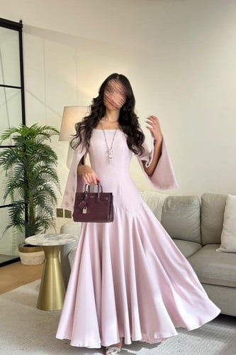 فستان ناعم بأكمام مفتوحه لون وردي