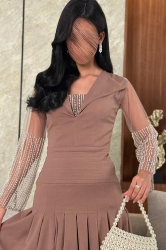 فستان ناعم بأكمام طويلة مزينة بالؤلؤ لون بني