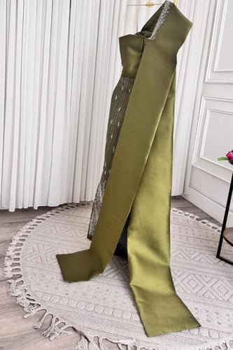 فستان سهره بكتف مكشوف وأكمام منفصلة لونين