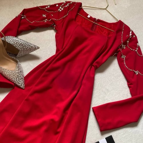 فستان سهرة ناعم مزين بالخرز اللون أحمر