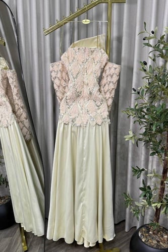 فستان سهرة عاجي بتفاصيل و تطريزات فاخرة