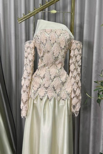 فستان سهرة عاجي بتفاصيل و تطريزات فاخرة