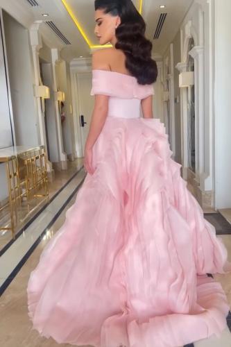 فستان سهرة انيق بذيل بلونين وردي واحمر