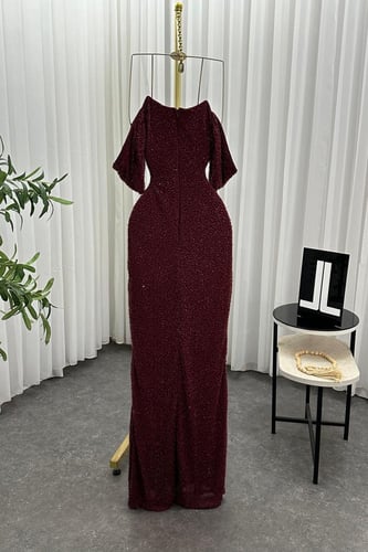 فستان سهره أوف شولدر مزين بالخرز لون خمري