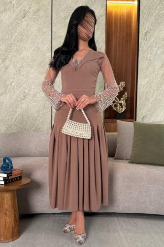 فستان ناعم بأكمام طويلة مزينة بالؤلؤ لون بني