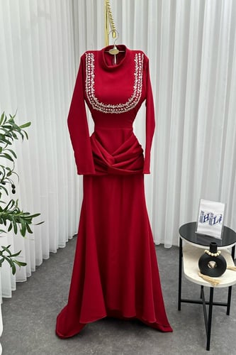 فستان سهره خناق بأكمام طويلة مزين بالخرز لون أحمر