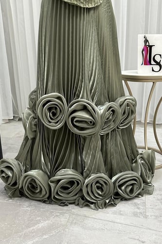 فستان سهره توب مزين بخرز و ورود بارزة لون زيتوني