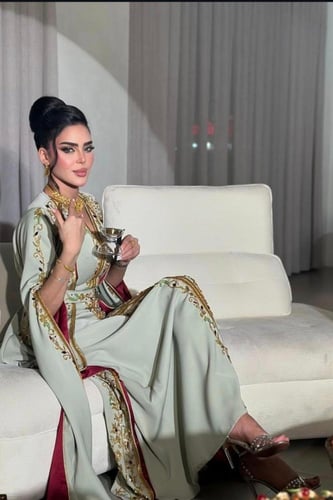 جلابيه قطعتين بأكمام طويلة مزين بالخرز لون أخضر