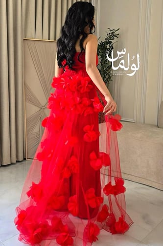 فستان سهرة توب بإضافة ذيل موردة بلون أحمر