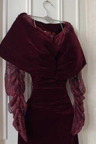 فستان ناعم بأكمام دانتيل لون عودي