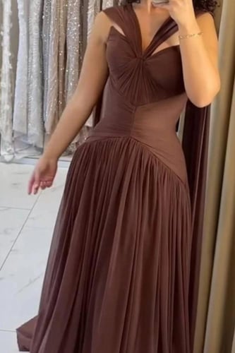فستان سهره ناعم مزين بالكسرات لون بني