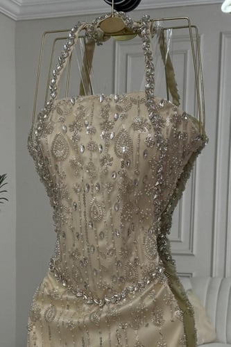 فستان سهره بقصة هالتر مشغول لون بيج