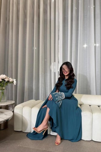 فستان ناعم بأكمام مختلفه لون تركوازي غامق