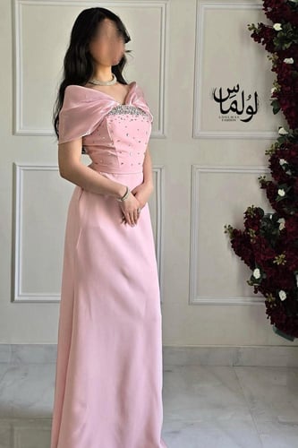 فستان سهرة أوف شولدر مزين بالكرستال لون وردي