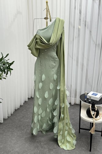 فستان سهره بقصة مايلة لون أخضر فاتح